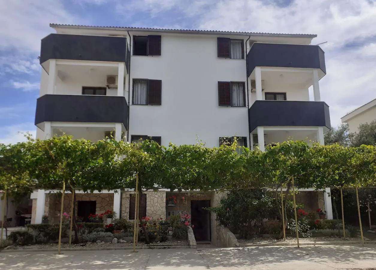 Apartments Parac  Petrcane